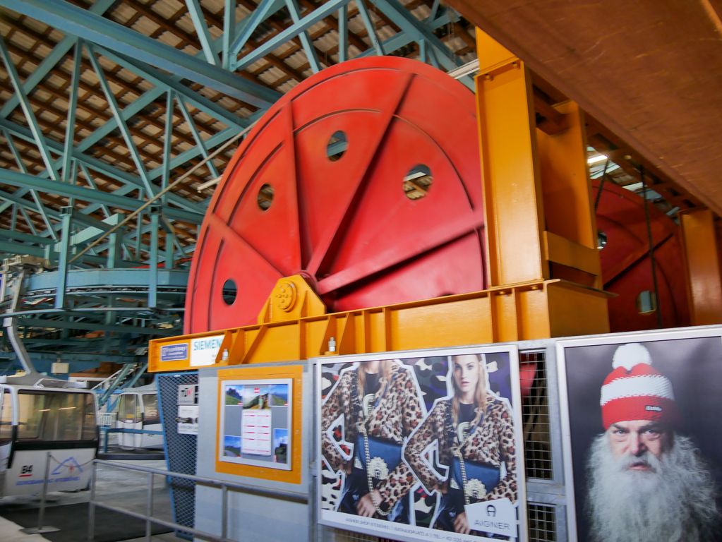 Abspannung des Zugseils in der Talstation - Direkt am Eingang: Die Umlenkung und Abspannung des Zugseils. - © alpintreff.de / christian schön Abspannung des Zugseils in der Talstation - Direkt am Eingang: Die Umlenkung und Abspannung des Zugseils. - © alpintreff.de / christian schön
