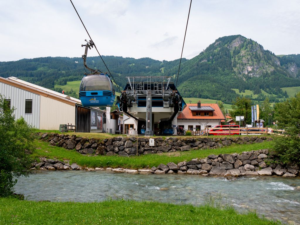 Hornbahn Bad Hindelang - Ansonsten ist es aber schon unten recht malerisch. Die Talstation liegt direkt am kleinen Flüsschen Ostrach. - © alpintreff.de / christian Schön