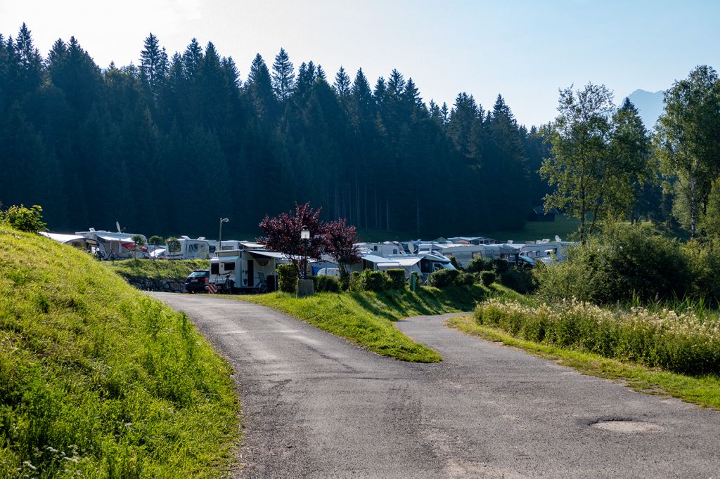 Alpen Caravanpark Tennsee - Der Platz bietet viel Stellfläche und auch Kurzzeitplätze für Wohnmobile. - © alpintreff.de / christian Schön