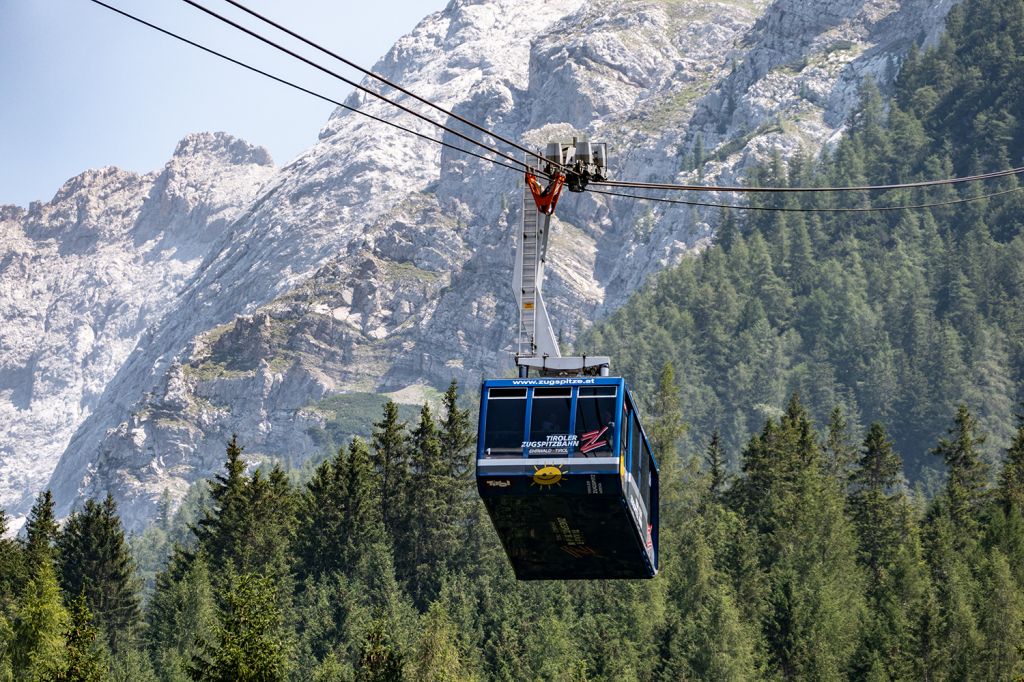 Tiroler Zugspitzbahn in Ehrwald - Und sie wurde schöner, die Talstation größer und ist auch heute noch auf nahezu modernstem Stand. Liebevoll nennt man sie mit ihren blauen Kabinen nun auch gerne "Himmelsstürmerin". - © alpintreff.de / christian Schön