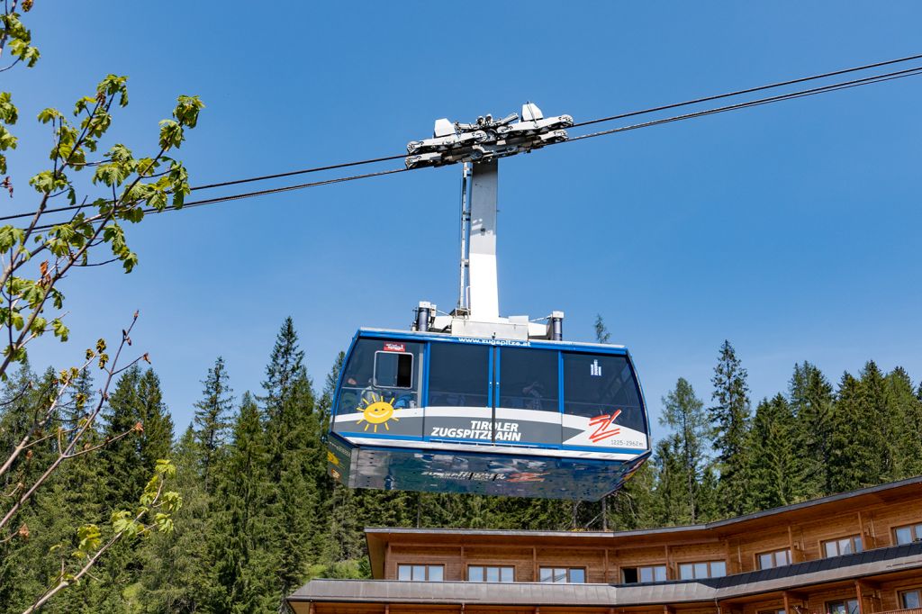 Tiroler Zugspitzbahn in Ehrwald - Bereits 1991 wurde in Ehrwald aufgerüstet und statt der alten Bahn von 1926 eine moderne Seilbahn mit Kabinen von 100 Personen auf die Zugspitze erreichtet. - © alpintreff.de / christian Schön Tiroler Zugspitzbahn in Ehrwald - Bereits 1991 wurde in Ehrwald aufgerüstet und statt der alten Bahn von 1926 eine moderne Seilbahn mit Kabinen von 100 Personen auf die Zugspitze erreichtet. - © alpintreff.de / christian Schön