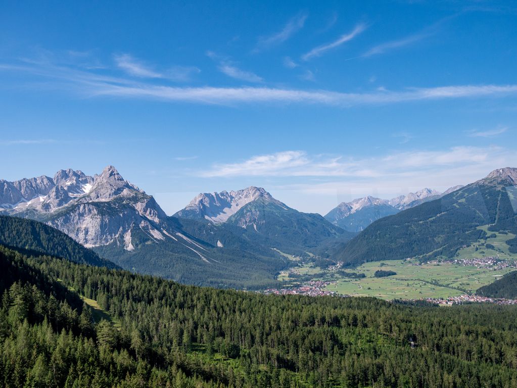 Tiroler Zugspitzbahn in Ehrwald - Blick über die Zugspitzarena nach Lermoos (rechts) und Biberwier (mitte). - © alpintreff.de / christian Schön Tiroler Zugspitzbahn in Ehrwald - Blick über die Zugspitzarena nach Lermoos (rechts) und Biberwier (mitte). - © alpintreff.de / christian Schön