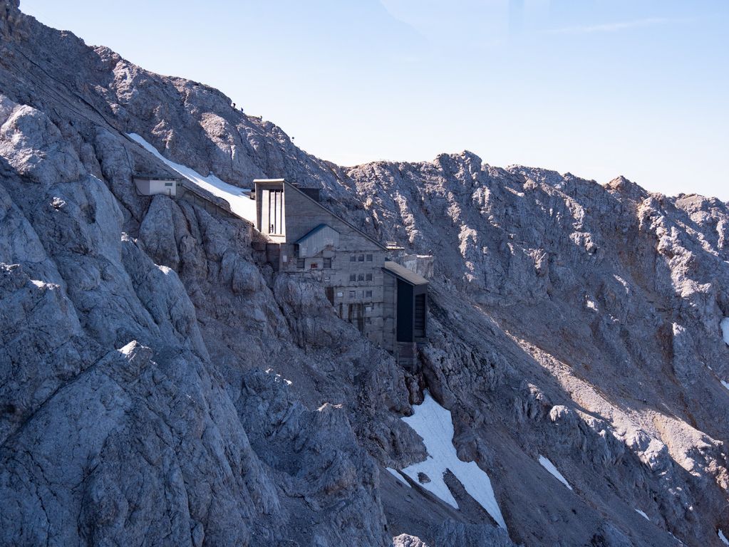 Tiroler Zugspitzbahn in Ehrwald - Auch die Kammstation der alten Bahn existiert immer noch. Bis in die 50er Jahre hinein war hier übrigens Schluss von der österreichischen Seite aus. Erst dann wurde die Gipfelbahn gebaut. - © alpintreff.de / christian Schön