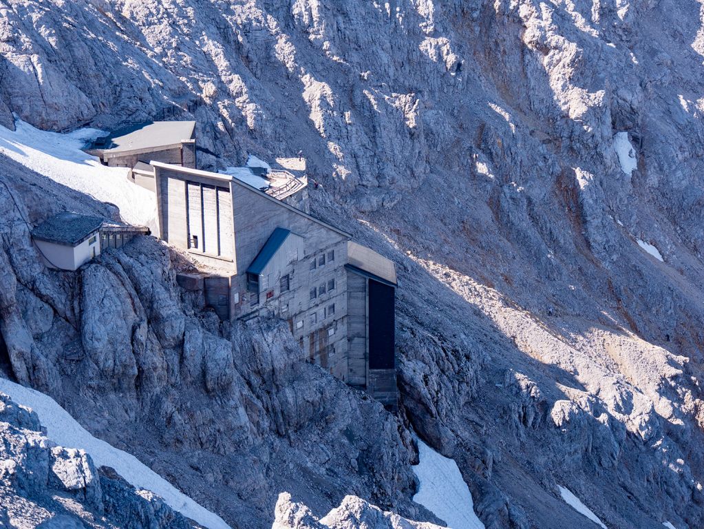 Tiroler Zugspitzbahn in Ehrwald - Von der Kammstation aus ging es damals übrigens auch durch einen Stollen bis zum Schneefernerhaus auf der deutschen Seite. Von dort konnte man mit der deutschen Gipfelbahn auf die Zugspitze weiterfahren. - © alpintreff.de / christian Schön