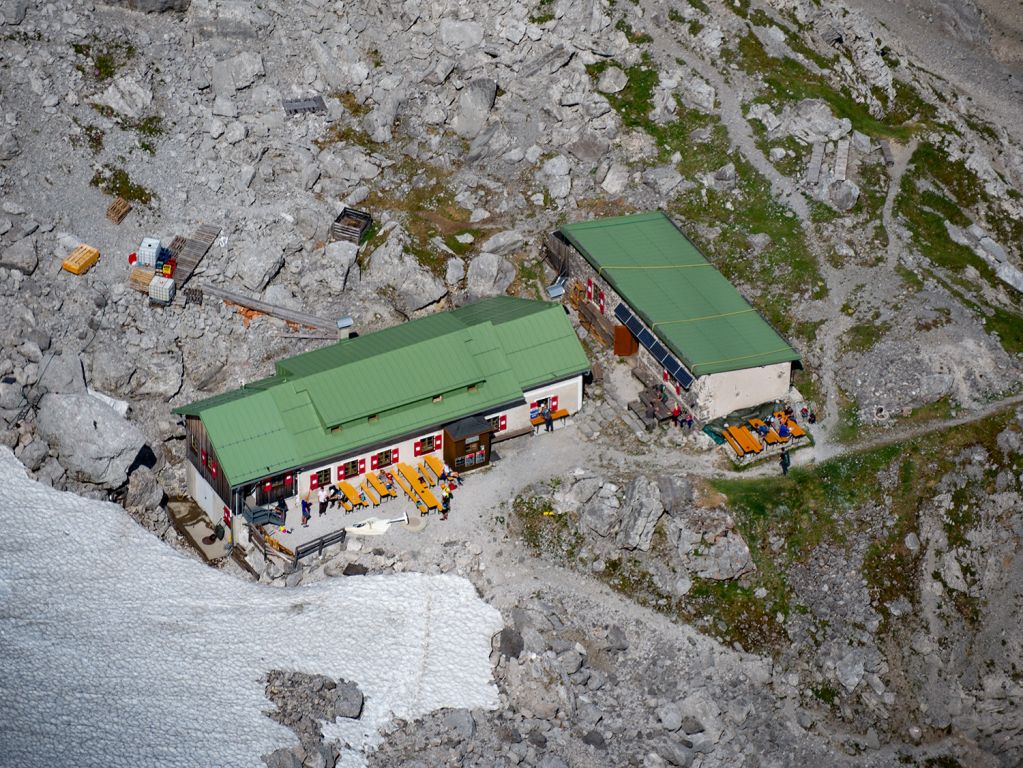 Tiroler Zugspitzbahn in Ehrwald - Die Trasse fürt übrigens fast genau über die Wiener-Neustädter Hütte. Hier machen die meisten Wanderer Rast, die von Ehrwald aus auf direktem Weg zur Zugspitze auf- oder absteigen. - © alpintreff.de / christian Schön Tiroler Zugspitzbahn in Ehrwald - Die Trasse fürt übrigens fast genau über die Wiener-Neustädter Hütte. Hier machen die meisten Wanderer Rast, die von Ehrwald aus auf direktem Weg zur Zugspitze auf- oder absteigen. - © alpintreff.de / christian Schön