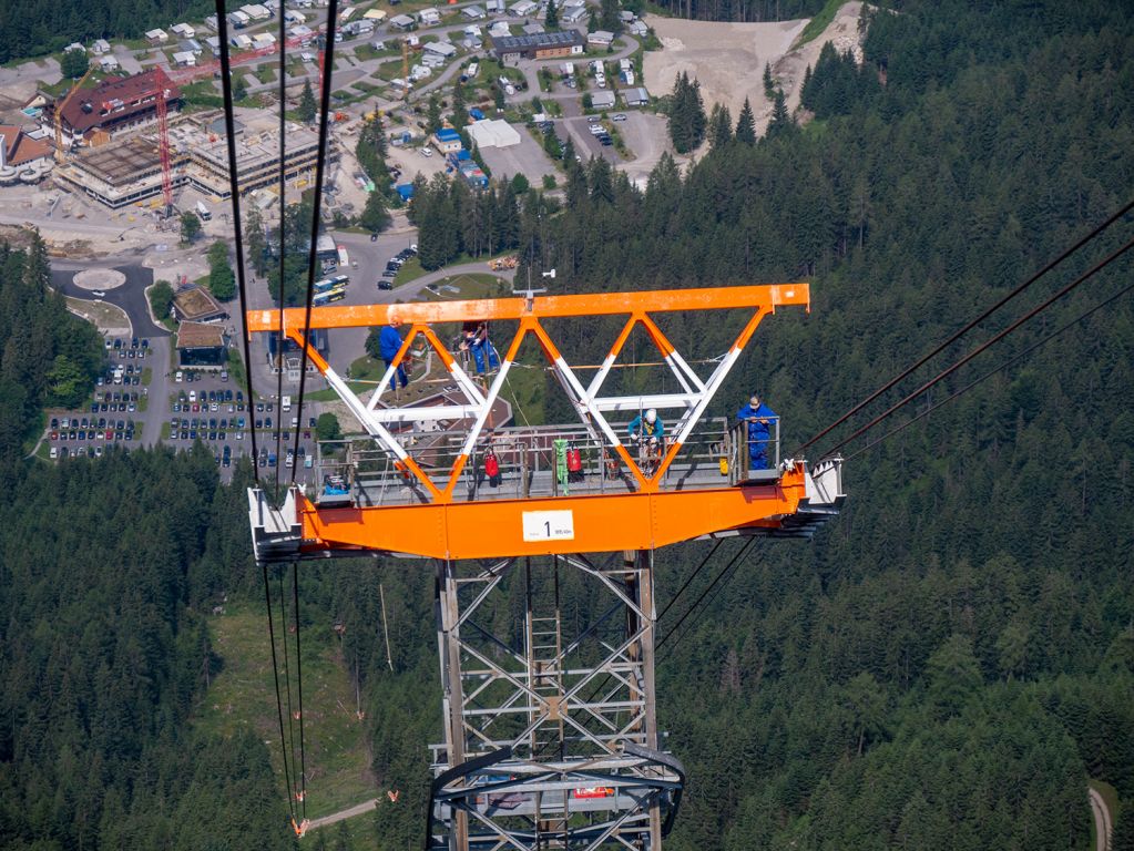 Tiroler Zugspitzbahn in Ehrwald - Jahrzehnte waren die Stützen ohne Flugkennzeichnung ausgekommen. Seit Sommer 2019 sind die Stützen nun aber in feurigem Orange/Weiß lackiert. - © alpintreff.de / christian Schön Tiroler Zugspitzbahn in Ehrwald - Jahrzehnte waren die Stützen ohne Flugkennzeichnung ausgekommen. Seit Sommer 2019 sind die Stützen nun aber in feurigem Orange/Weiß lackiert. - © alpintreff.de / christian Schön