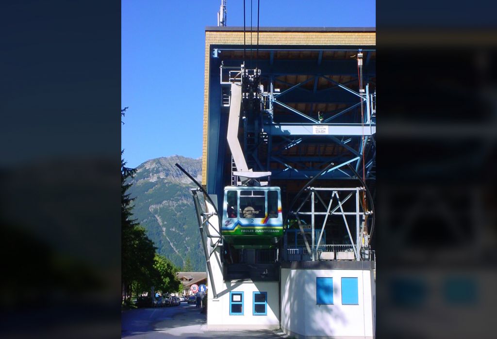 Tiroler Zugspitzbahn in Ehrwald - Am 6. Februar 2003 brannte die Talstation der Seilbahn nahezu komplett aus. Neben der Talstation wurde auch ein Tragseil sowie das Zugseil der Seilbahn zerstört. In Rekordzeit wurde die Seilbahn dann wieder aufgebaut, so dass sie bereits am 13. August 2003 wieder in Betrieb genommen werden konnte. - © alpintreff.de / christian Schön Tiroler Zugspitzbahn in Ehrwald - Am 6. Februar 2003 brannte die Talstation der Seilbahn nahezu komplett aus. Neben der Talstation wurde auch ein Tragseil sowie das Zugseil der Seilbahn zerstört. In Rekordzeit wurde die Seilbahn dann wieder aufgebaut, so dass sie bereits am 13. August 2003 wieder in Betrieb genommen werden konnte. - © alpintreff.de / christian Schön