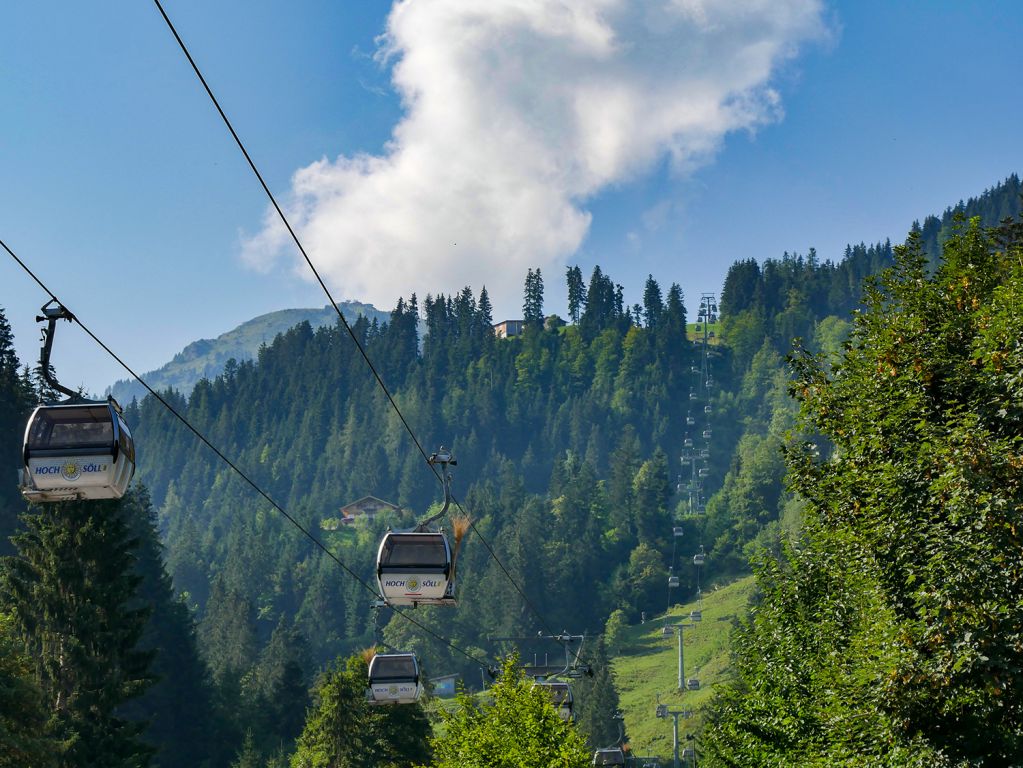 Trasse Gondelbahn Hochsöll - Die Bahn ist ein Arbeitstier. Spektakulär ist sie eher nicht. Übrigens: Kurz hinter dem Parkplatz der Bahn starten übrigens die Führungen zum Gruberhof - bekannt aus der Serie der Bergdoktor. - © alpintreff.de / christian schön