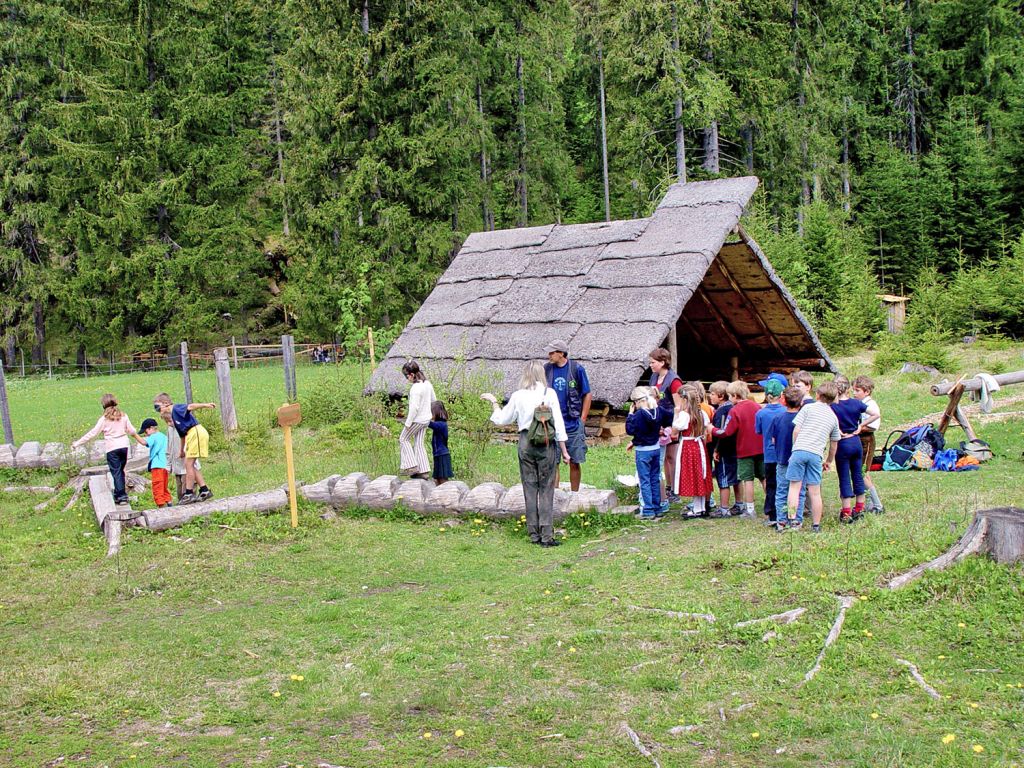 Nationalpark Berchtesgaden - Eine Aufgabe, der sich der Nationalpark verschrieben hat, ist die Umweltbildung. Deswegen sind Kinder gern gesehene Gäste. Und auch Erwachsene lernen nie aus!  - © Nationalpark Berchtesgaden