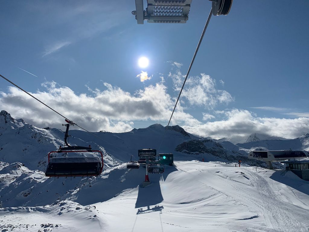 Die neue Velilleckbahn in Ischgl - Blick auf die Bergstation. Rechts im Bild die Gratbahn (B8). - © TVB Paznaun - Ischgl Die neue Velilleckbahn in Ischgl - Blick auf die Bergstation. Rechts im Bild die Gratbahn (B8). - © TVB Paznaun - Ischgl