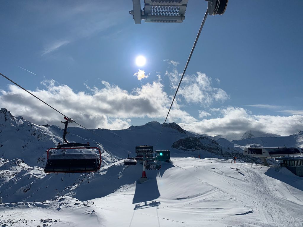 Die neue Velilleckbahn in Ischgl - Blick auf die Bergstation. Rechts im Bild die Gratbahn (B8). - © TVB Paznaun - Ischgl