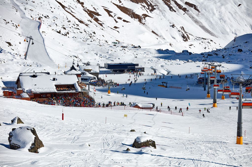 Visnitzbahn - Talstation - Alp Trida - Auf diesem Bild erkennt man gut die Verlegung der Talstation, die sich nun am unteren Ende der Trida Alpe befindet. Die Talstation der alten Visnitzbahn wäre im Bild an linken Rand noch knapp zu erkennen gewesen. - © TVB Paznaun - Ischgl