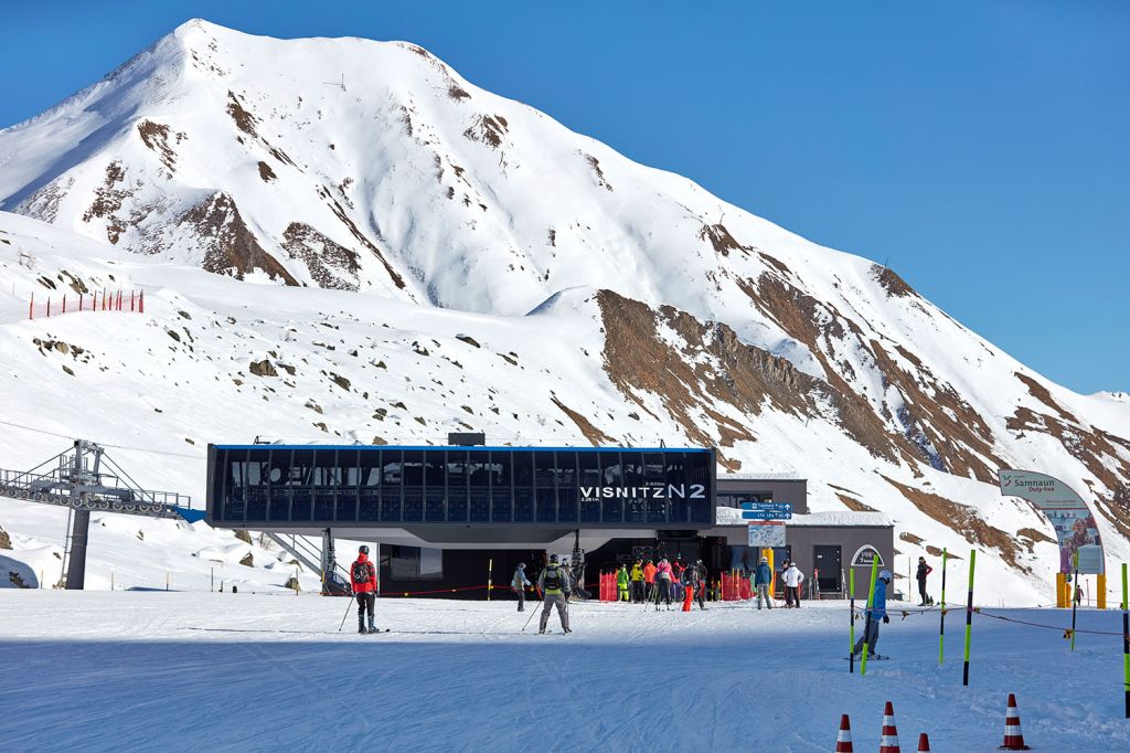 Visnitzbahn - Talstation - Alp Trida - So läuft es aber besser mit dem Fluss der Skifahrer. Die Visnitzbahn auf der Samnauner Seite wurde übrigens im gleichen Jahr gebaut, wie die Velilleckbahn auf der Ischgler Seite. - © TVB Paznaun - Ischgl