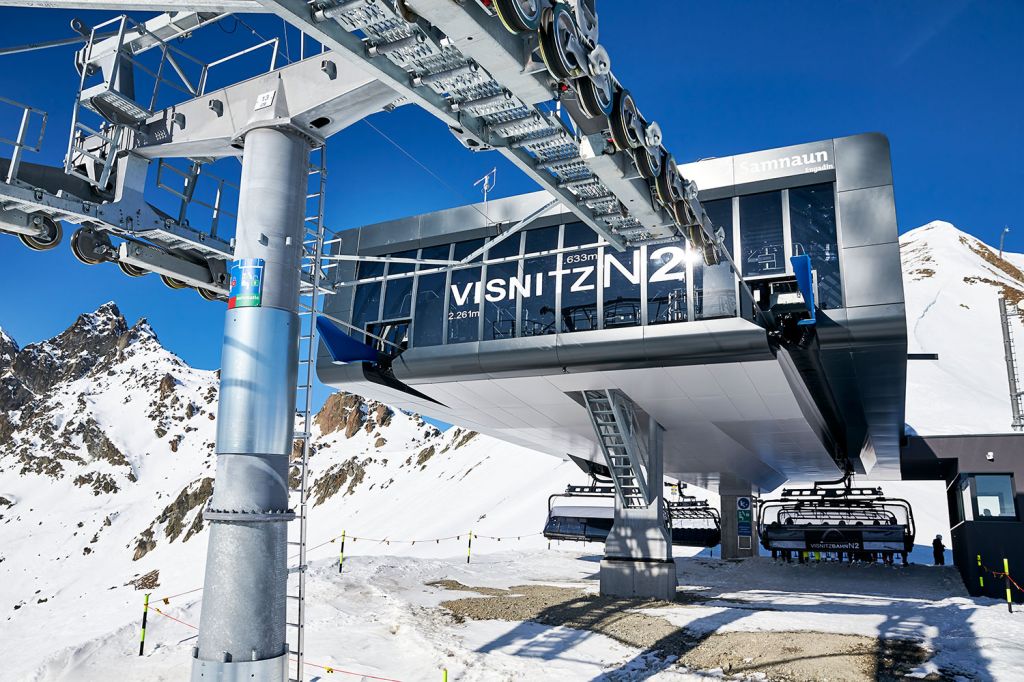 Visnitzbahn - N2 - Ischgl - Samnaun - Die bequemen Einzelsitze haben die übliche Komfort-Sitzbreite von 520 mm. Im Gegensatz zu den Ischgler Anlagen sind sie aber nicht rot, sondern im Samnauner Blau abgegrenzt. - © TVB Paznaun - Ischgl Visnitzbahn - N2 - Ischgl - Samnaun - Die bequemen Einzelsitze haben die übliche Komfort-Sitzbreite von 520 mm. Im Gegensatz zu den Ischgler Anlagen sind sie aber nicht rot, sondern im Samnauner Blau abgegrenzt. - © TVB Paznaun - Ischgl