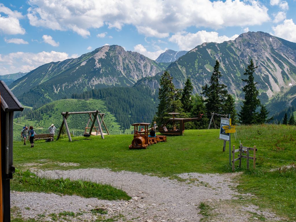 Spielplatz für die Kleinen - Auf einem kleinen Spielplatz fühlen sich die Kinder wohl. Für einen halben Tag reicht das aber wahrscheinlich nicht. - © alpintreff.de / christian schön