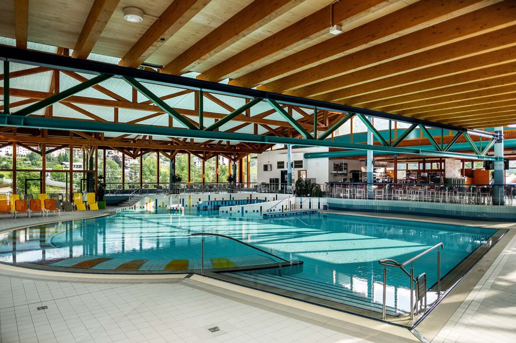 Watzmann Therme - Berchtesgaden - In der abwechslungsreichen Wasserlandschaft fühlen sich kleine und große Menschen wohl. Es gibt verschiedene Becken zum schwimmen oder relaxen. - © Watzmann Therme Watzmann Therme - Berchtesgaden - In der abwechslungsreichen Wasserlandschaft fühlen sich kleine und große Menschen wohl. Es gibt verschiedene Becken zum schwimmen oder relaxen. - © Watzmann Therme
