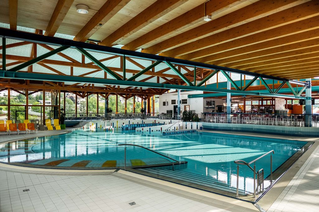 Watzmann Therme - Berchtesgaden - In der abwechslungsreichen Wasserlandschaft fühlen sich kleine und große Menschen wohl. Es gibt verschiedene Becken zum schwimmen oder relaxen. - © Watzmann Therme