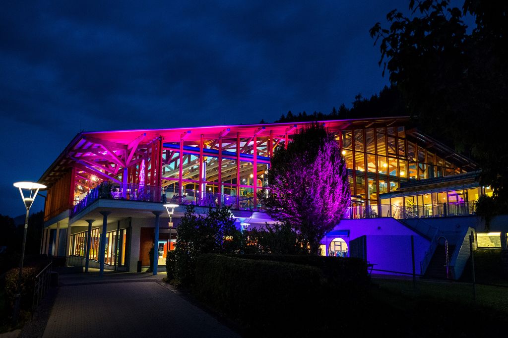 Watzmann Therme - Berchtesgaden - Am Abend sehen die Watzmann Therme in der schönen Beleuchtung sehr einladend aus. - © Watzmann Therme Watzmann Therme - Berchtesgaden - Am Abend sehen die Watzmann Therme in der schönen Beleuchtung sehr einladend aus. - © Watzmann Therme