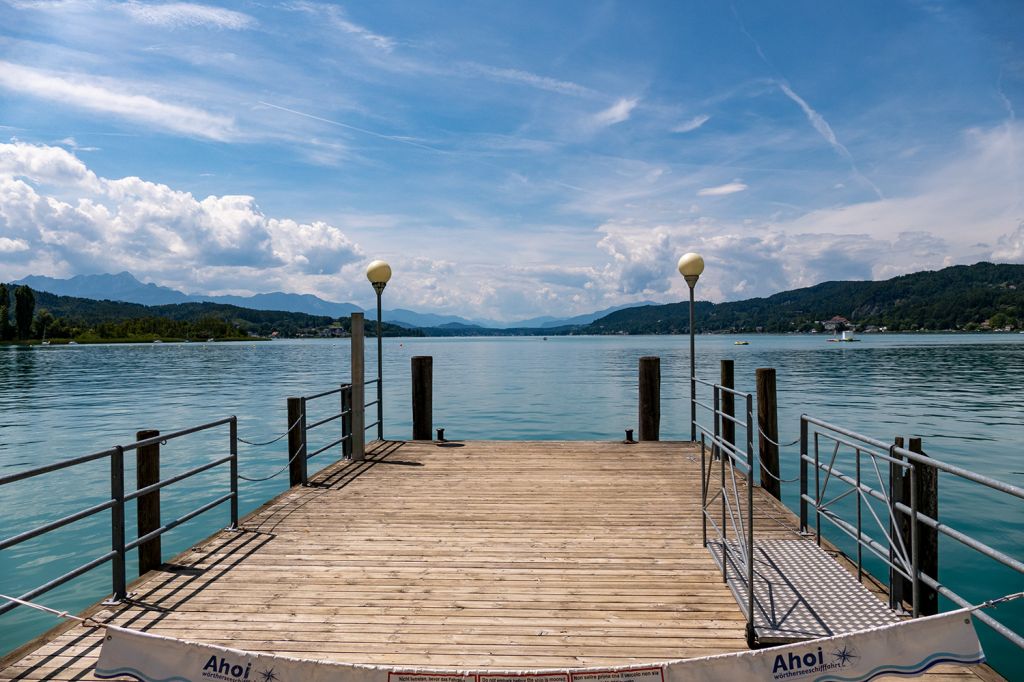 Der Wörthersee - Auch wenn es so aussieht: Hier in der Mitte der Promenade in Pörtschach geht es mit dem Schiff nicht los. Die derzeitigen Anleger sind etwas versteckter. - © alpintreff.de / christian Schön