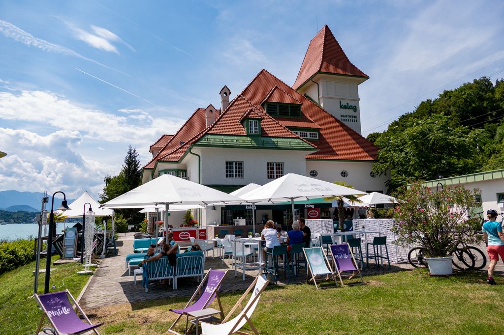 Der Wörthersee - Kraftwerk Forstsee: Drinnen kann alte Kraftwerkstechnik besichtigt werden. Draußen ist ein restaurant. - © alpintreff.de / christian Schön