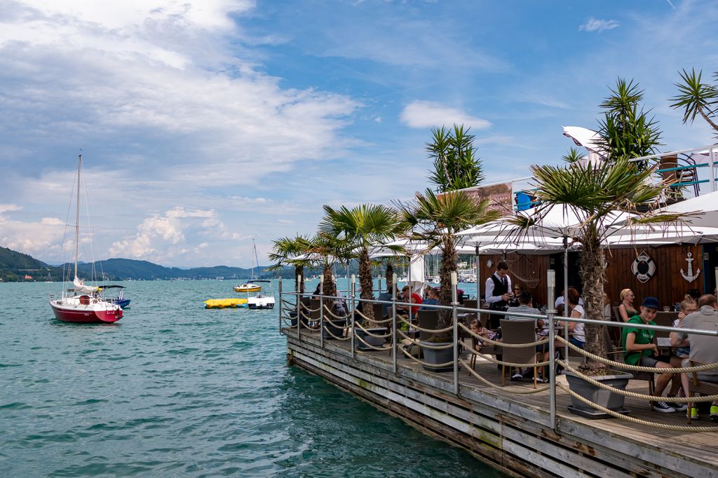 Der Wörthersee - Strandbar direkt an der Promenade - © alpintreff.de / christian Schön