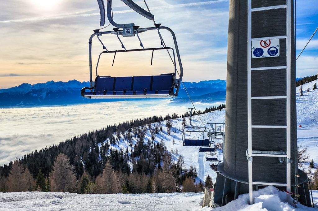 Wörthersee Freeride Jet - Seit der Saison 2022/2023 ersetzt der fix geklemmte 4er Sessellift Wörthersee Freeride Jet den ehemaligen Schlepplift Finsterbach. - © Gerlitzen Kanzelwand Touristik / Samitz