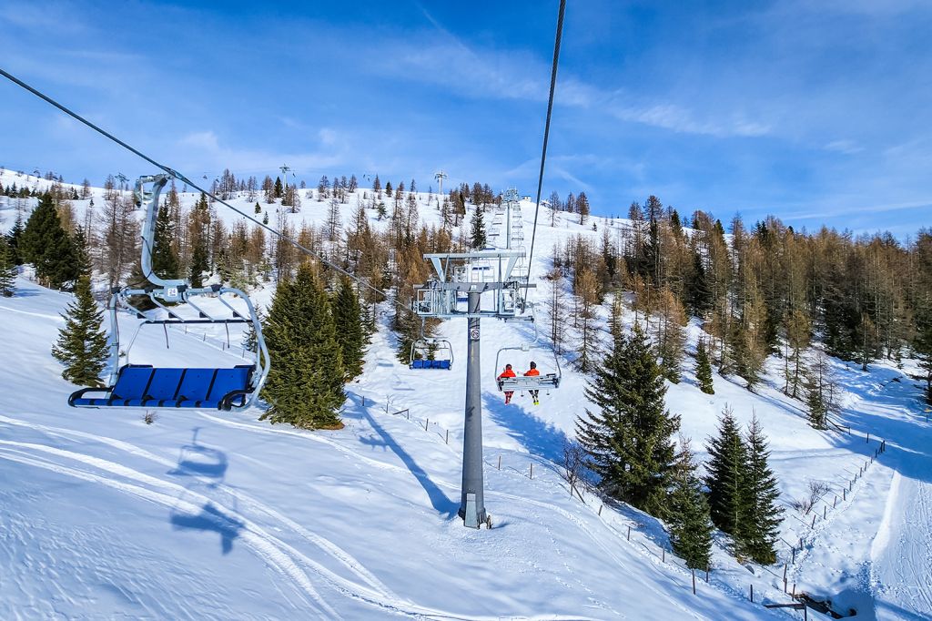Wörthersee Freeride Jet - Die Trasse wurde gegenüber dem Schlepplift leicht verändert, so dass die Pisten besser auslaufen. Oben erkennt man den quer verlaufenden Wörthersee Family Jet. - © Gerlitzen Kanzelwand Touristik / Samitz Wörthersee Freeride Jet - Die Trasse wurde gegenüber dem Schlepplift leicht verändert, so dass die Pisten besser auslaufen. Oben erkennt man den quer verlaufenden Wörthersee Family Jet. - © Gerlitzen Kanzelwand Touristik / Samitz