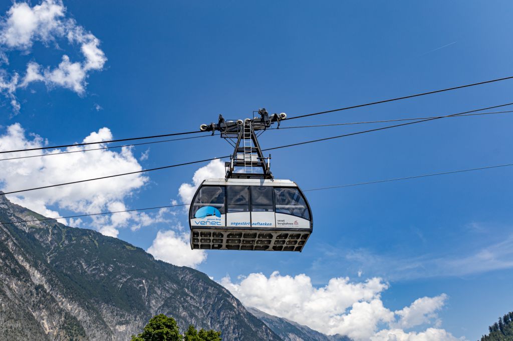 Venetseilbahn - Zams in Tirol - Bergbahn - Bilder - 60 Personen passen in eine Gondel. - © alpintreff.de - Christian Schön Venetseilbahn - Zams in Tirol - Bergbahn - Bilder - 60 Personen passen in eine Gondel. - © alpintreff.de - Christian Schön