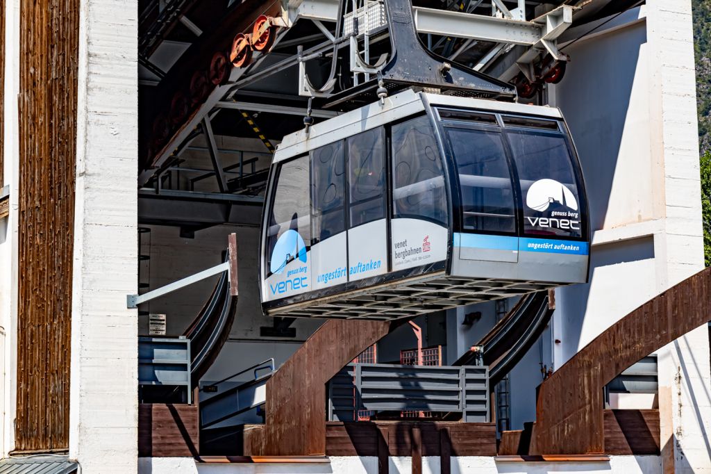 Venetseilbahn - Zams in Tirol - Bergbahn - Bilder 2022 - Sie bringt Dich auf den Venet, der im Winter ein Ski- und im Sommer ein beliebtes Wandergebiet bietet ("Genussberg Venet"). Auch paragleiten ist dort oben beliebt. - © alpintreff.de - Christian Schön Venetseilbahn - Zams in Tirol - Bergbahn - Bilder 2022 - Sie bringt Dich auf den Venet, der im Winter ein Ski- und im Sommer ein beliebtes Wandergebiet bietet ("Genussberg Venet"). Auch paragleiten ist dort oben beliebt. - © alpintreff.de - Christian Schön