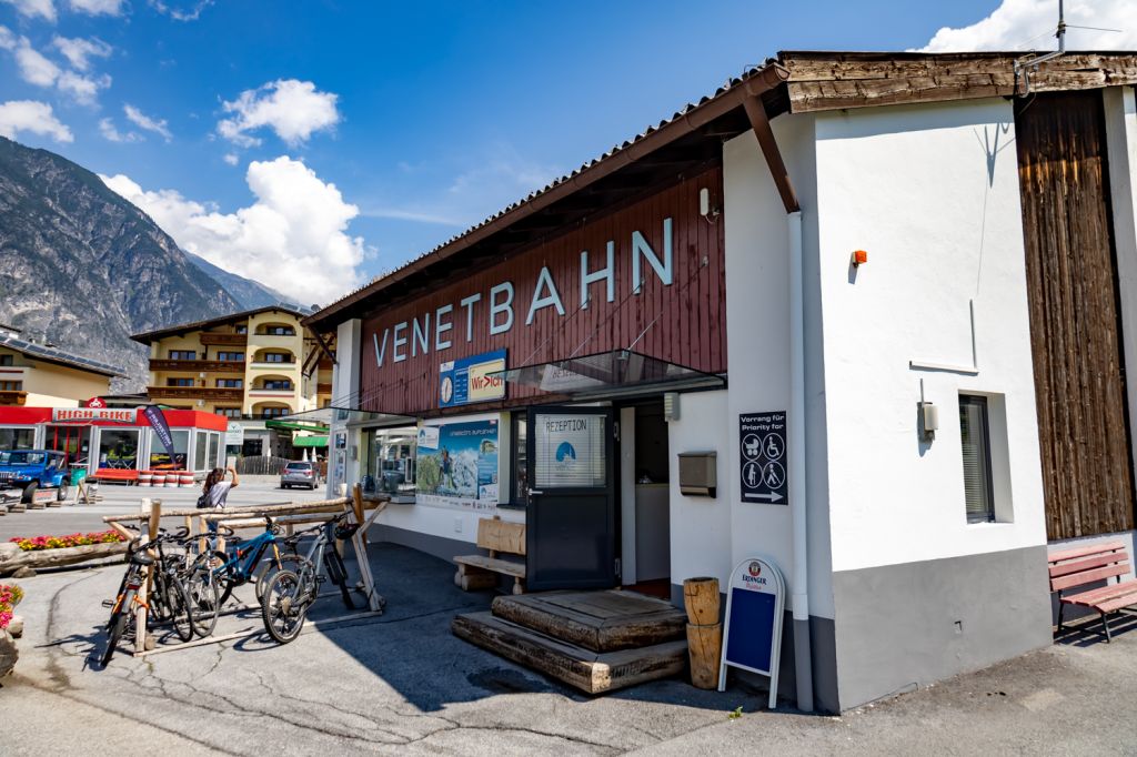 Venetseilbahn - Zams in Tirol - Talstation - Die Talstation liegt auf einer Seehöhe von 780 Meter, die Bergstation auf 2.208 Metern. - © alpintreff.de - Christian Schön