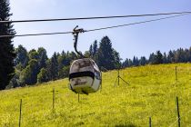  - Sie ist bereits seit 1988 in Betrieb und damit die dienstälteste Gondelbahn im Gebiet. Die Streckenlänge beträgt 1.560 Meter. Eine Gondel ist für sechs Personen ausgelegt - nun ja, dann ist es ziemlich "kuschelig". • © alpintreff.de - Silke Schön