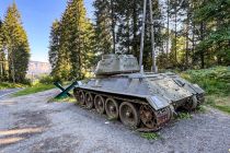 Auffälliges Ausstellungsstück - Das Bunkermuseum von Arnoldstein in Kärnten liegt am Wurzenpass, sehr nah an der Grenze zwischen Österreich und Slowenien. Ein Panzer macht auf das Museum aufmerksam.
 • © Annett Ehrenreich