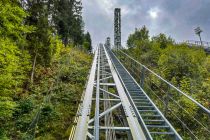 Der Schrägaufzug, der Dich 70 m hoch zum Schanzenturm bringt, ist barrierefrei.
Auf der Plattform am Turm ist Platz für ungefähr einhundert Besucher, regelmäßig finden Führungen statt. • © Andrea Tyralla