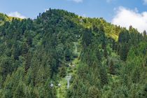 In 6er-Gondeln fährst Du fünf Minuten von der Talstation auf die Bergstation und überwindest dabei 1.300 Höhenmeter. Die Firma Doppelmayr hat den Lift gebaut. Die Streckenlänge beträgt 1.342 Meter. • © alpintreff.de - Christian Schön