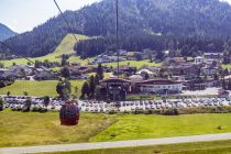 Talstation Gondelbahn Waidring - Und so sieht die Talstation mit dem riesigen Parkplatz aus, wenn man aus der Gondel schaut.  • © 