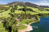 Sicht auf den Campingplatz Grüntensee - Von oben sieht der Platz so aus. Fast 300 Stellplätze für Wohnmobile, Wohnwägen und Zelte stehen zur Verfügung. Dauercamping ist möglich. Die Stellplätze haben eine Größe zwischen 60 und 100 m².  • © Camping Grüntensee International