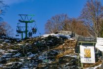 Sessellift Skiflugschanze Oberstdorf 2008 - Nicht wetterfest, dafür an der frischen Luft. Auf dem Schild rechts ist das Skifliegen im Februar 2008 angekündigt. • © alpintreff.de - Christian Schön