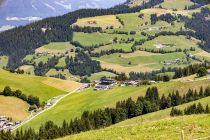 Aussicht von der Kleinen Salve (da kommst Du mit der Salvistabahn in Itter hinauf) auf die Bergstation der Hexenwasserbahn. An der Straße links befindet sich das Kinderparadies Hexenwasser. • © alpintreff.de - Silke Schön