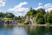 Blick auf Traunkirchen am Traunsee mit der Johannesbergkapelle. • © alpintreff.de - Christian Schön