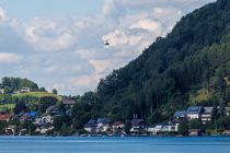 Traunsee mit Grünberg Seilbahn - In der Bildmitte ganz klein die Grünberg Seilbahn in Gmunden. • © alpintreff.de - Christian Schön