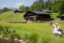 Das Zillertalr Kleinbauernhaus "Summerau"... - ...stand in der Gemeinde Hart im Zillertal. Ungefähr so wie jetzt im Museum sah das Haus seit dem 17. Jahrhundert aus. Bei diesem Vierkantblockbau ist nur der Stall gemauert. • © Museum Tiroler Bauernhöfe
