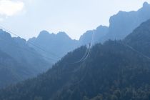 Streckenlänge Karwendelbahn in Mittenwald - Die Streckenlänge der Karwendelbahn in Mittenwald beträgt 2.485 Meter. Während der ungefähr 4-minütigen Fahrt legst Du 1.311 Höhenmeter zurück. • © alpintreff.de - Christian Schön