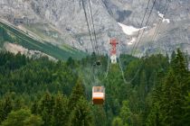 Hinauf auf die Zugspitze - Zum Zugspitz-Gipfel führten in den 60er Jahren nur die Zahnradbahn und von der österreichischen Seite eine relativ kleine Seilbahn, bei der man zudem auch zwei Mal umsteigen musste.  • © alpintreff.de - Christian Schön