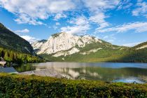 Es gibt nur wenige bebaute Uferpassagen, so dass der unter Naturschutz stehende Altausseer See besonders idyllisch mit der Bergkulisse ausschaut.  • © alpintreff.de - Christian Schön