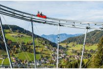 Der Drachenflitzer - Seine Strecke ist 1,4 Kilometer lang. Der größte Abstand zum Boden beträgt 25 Meter! • © Wildschönau Tourismus