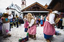 Blochziehen in Fiss - Die Figuren mit den hölzernen Masken wie Fuhrmann, Miasmann, Giggeler, Bär, Hexe und viele mehr sind fester Bestandteil jedes Blochziehens, in dessen monatelanger Vorbereitung fast jeder Haushalt in Fiss eingebunden ist. • © Serfaus-Fiss-Ladis Marketing GmbH, Manuel Pale