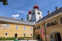 Blick auf die Stiftskirche - Seit 1598 ist das Stift an die Jesuiten übereignet. Das Kloster galt lange Zeit als einer der kulturellen Mittelpunkte Oberkärntens.  • © alpintreff.de - Christian Schön