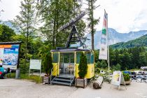 Alte Kabine  - Das war einmal: Eine der alten Kabinen der Dachstein-Krippenstein-Bahn steht beim Parkplatz. Du kannst Dich reinsetzen. • © alpintreff.de - Christian Schön