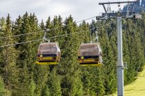 Gondelbahn in Schladming - Die Gipfelbahn Hochwurzen ist dann auch die einzige Anlage in dem Bereich, die im Sommer geöffnet ist. Dann gibt es dort ein schönes Bike- und Wander-Areal. Im Winter erschließt die Bahn, deren Bergstation auf 1.840 Metern Seehöhe liegt, mittelschwere Pisten. Die ebenfalls am Gipfel ankommende Sesselbahn Hochwurzen II ist dann ebenfalls in Betrieb.
 • © alpintreff.de - Christian Schön