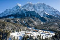 Zugspitz Resort Ehrwald - Hier noch eine Winteransicht, auf der Du gut sehen kannst, wie nah das Wettersteingebirge mit der Zugspitze ist.  • © www.zugspitz-resort.at